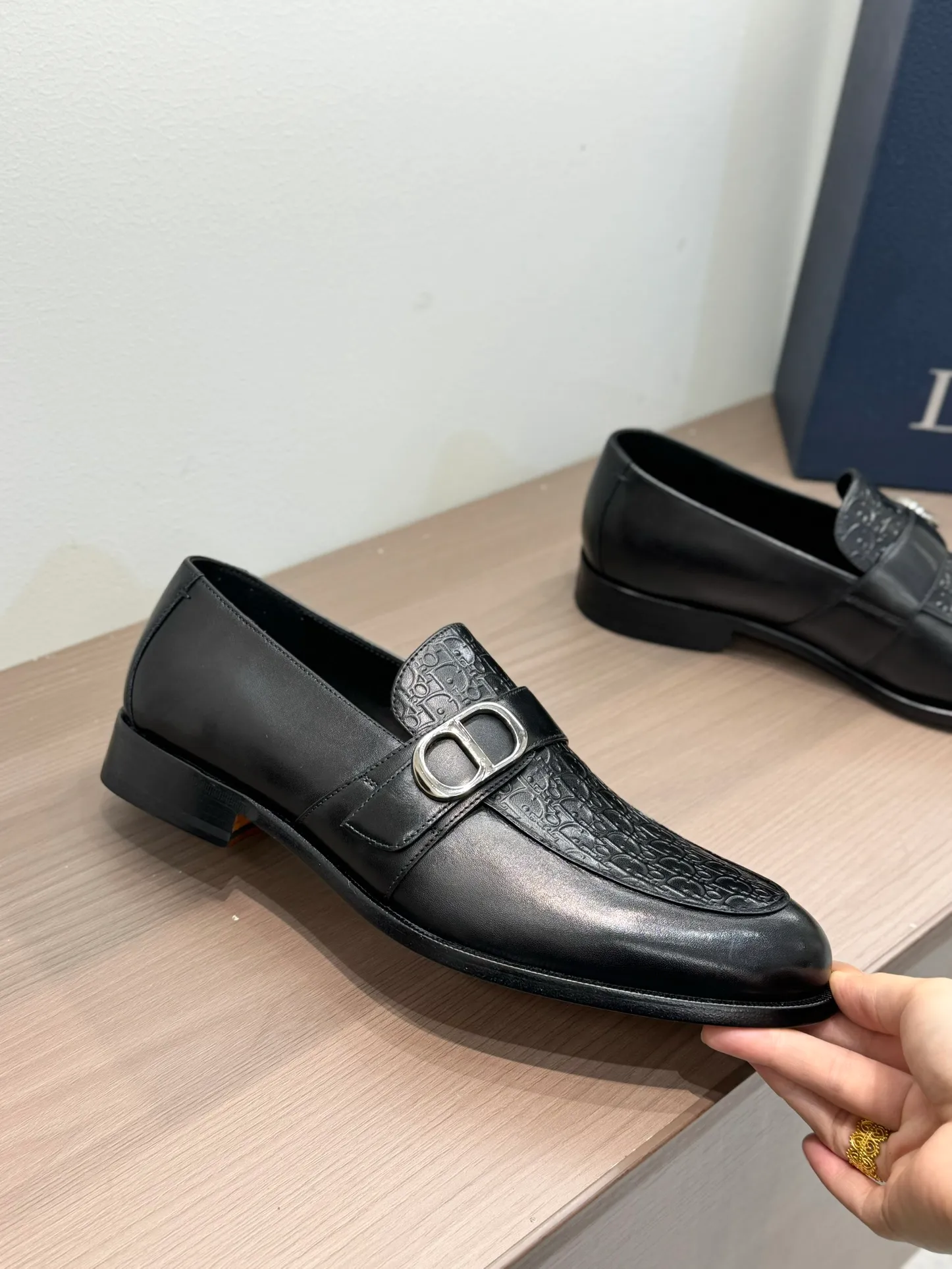 [Dior Dior] Top P: 960💰 Standard code 39-44 (38.45.46 custom-made, non-refundable and non-exchangeable) Dior Dior's latest high-end men's boutique casual leather shoes, the upper is carefully made of black cowhide/open-edge beaded leather/high-mercerized frosted cowhide, the classic silhouette shows elegance, and the upper strap is matched with a metal-coated CD Icon decorative buckle to enhance the style. Comfortable and lightweight, the Italian leather sole features anti-slip rubber inserts. The Blake structured leather sole with anti-slip details showcases Dio*'s exceptional craftsmanship. Elegant and refined, it can be matched with all kinds of suits.
